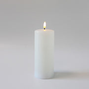 LED Bloklys med smelte-look og flammeeffekt, 17,5 cm høj, inkl. fjernbetjening, timer og ægte stearin