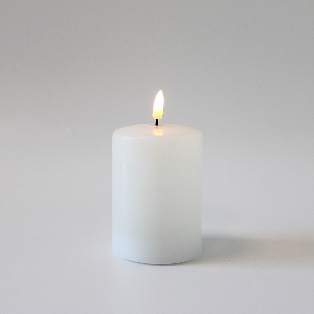 LED Bloklys med smeltet look og flammeeffekt, 10 cm høj, Ø7,5 cm, inkl. fjernbetjening og ægte stearin