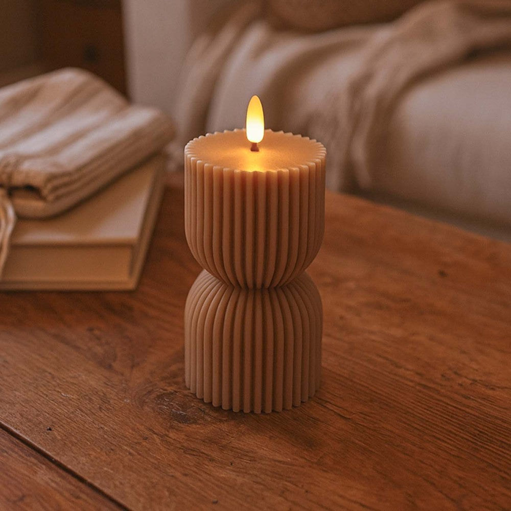 LED Timeglas lys med flammeeffekt, brun stearin, fjernbetjening, timer, 13,5cm høj, Ø7,5cm