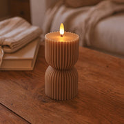 LED Timeglas lys med flammeeffekt, brun stearin, fjernbetjening, timer, 13,5cm høj, Ø7,5cm
