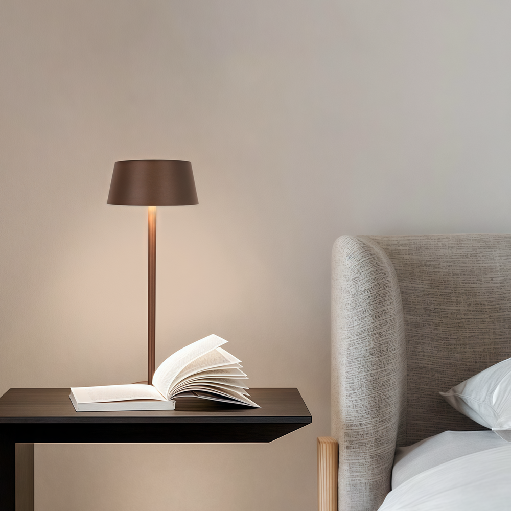 Opladelig LED bordlampe i brun med touch-dæmpning og IP54-beskyttelse
