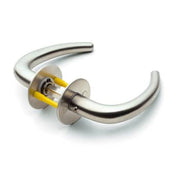 dørgreb cu-form m/ro 00-40 l18 monteret massiv roset ø50x2mm