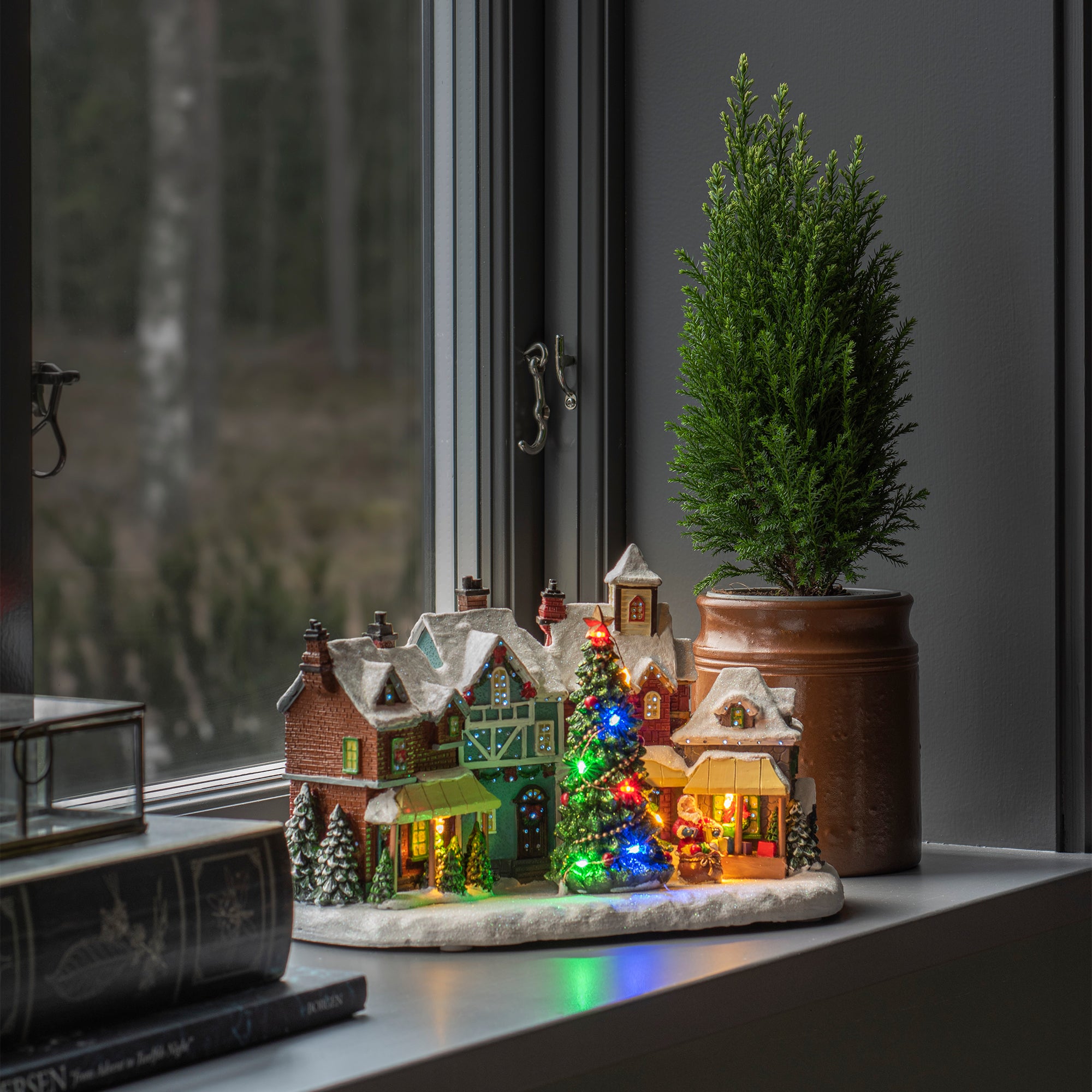 Konstsmide Mekanisk juleby med 13 farvede LED og musik