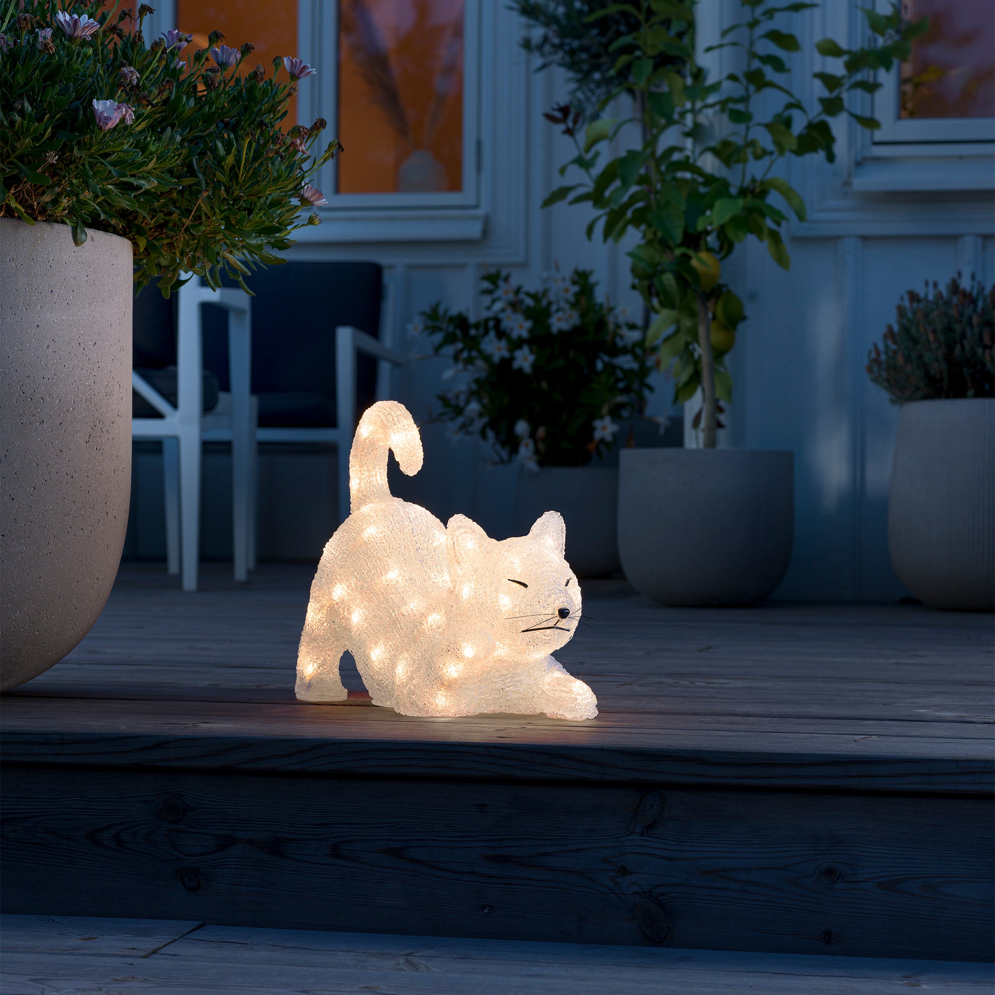Konstsmide Liggende Kat i akryl, 48 varmhvide LED, højde 35 cm.