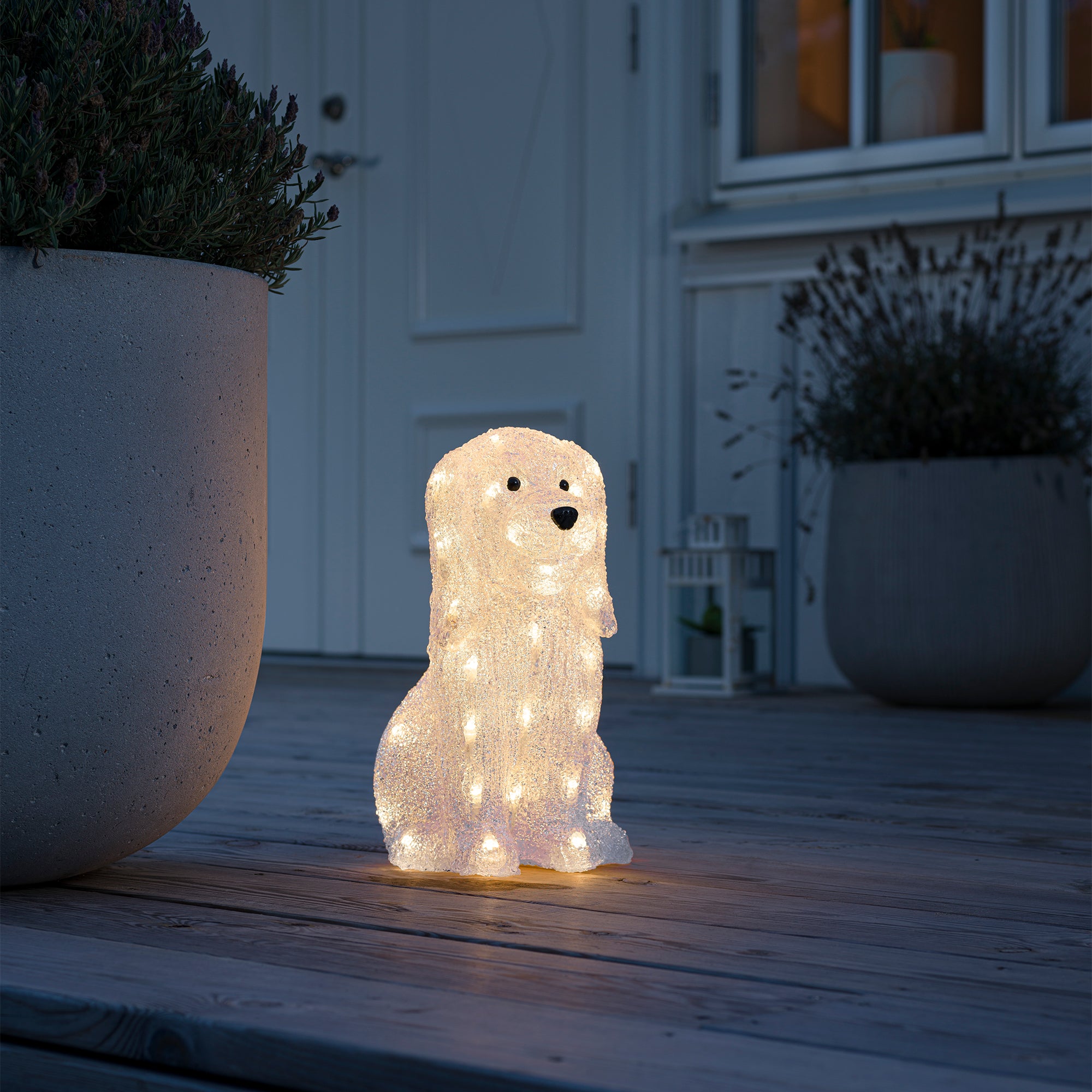 Konstsmide Siddende hund i akryl, 40 varmhvide LED, højde 31 cm.