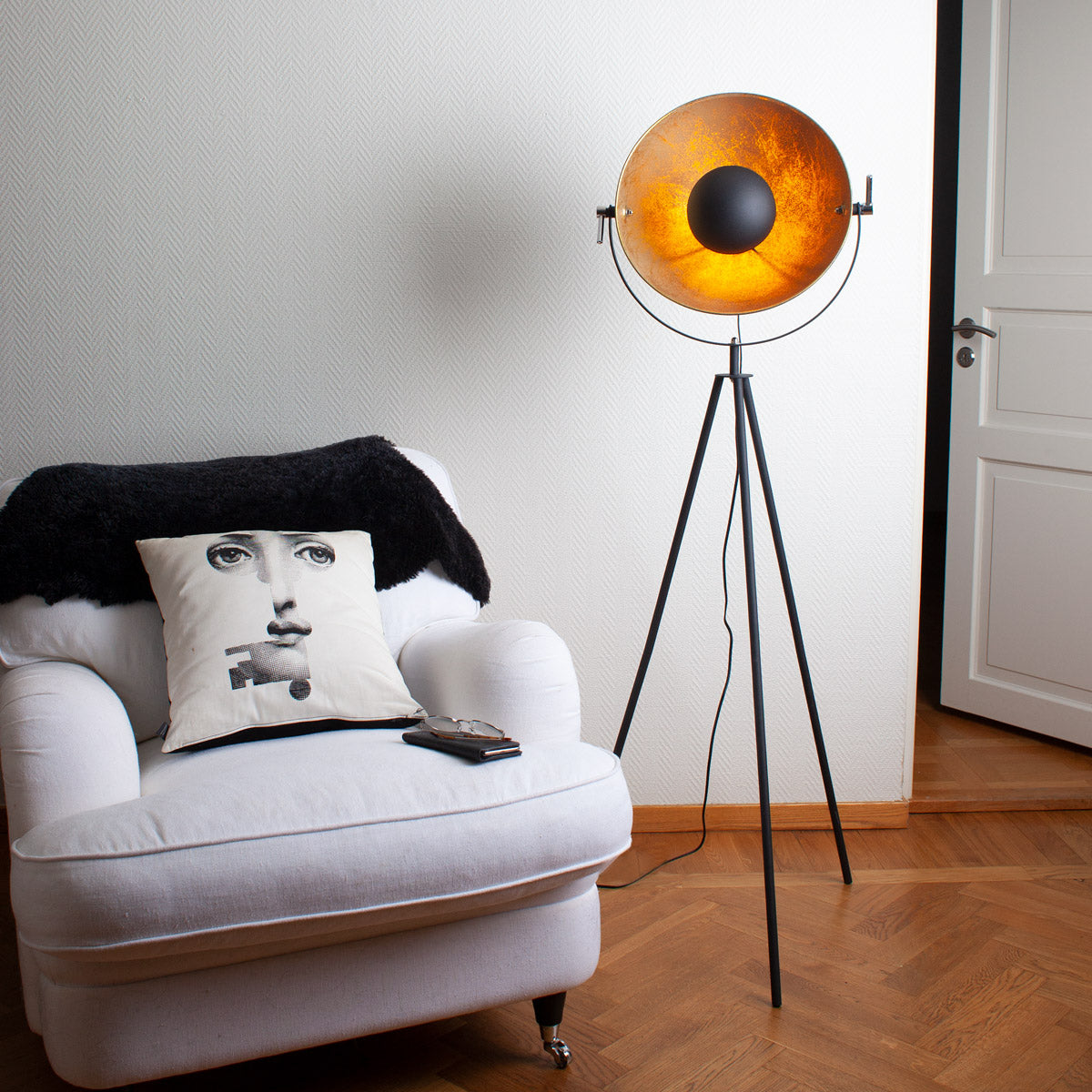 Captain Mini Gulvlampe H145 cm, E27, sort/sort guld skærm