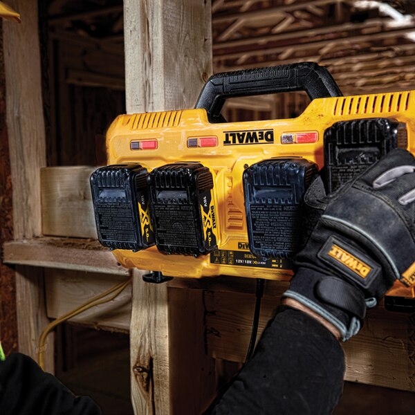 DEWALT 4-port lader DCB104-QW til 18- 54- og 12-V-batterier