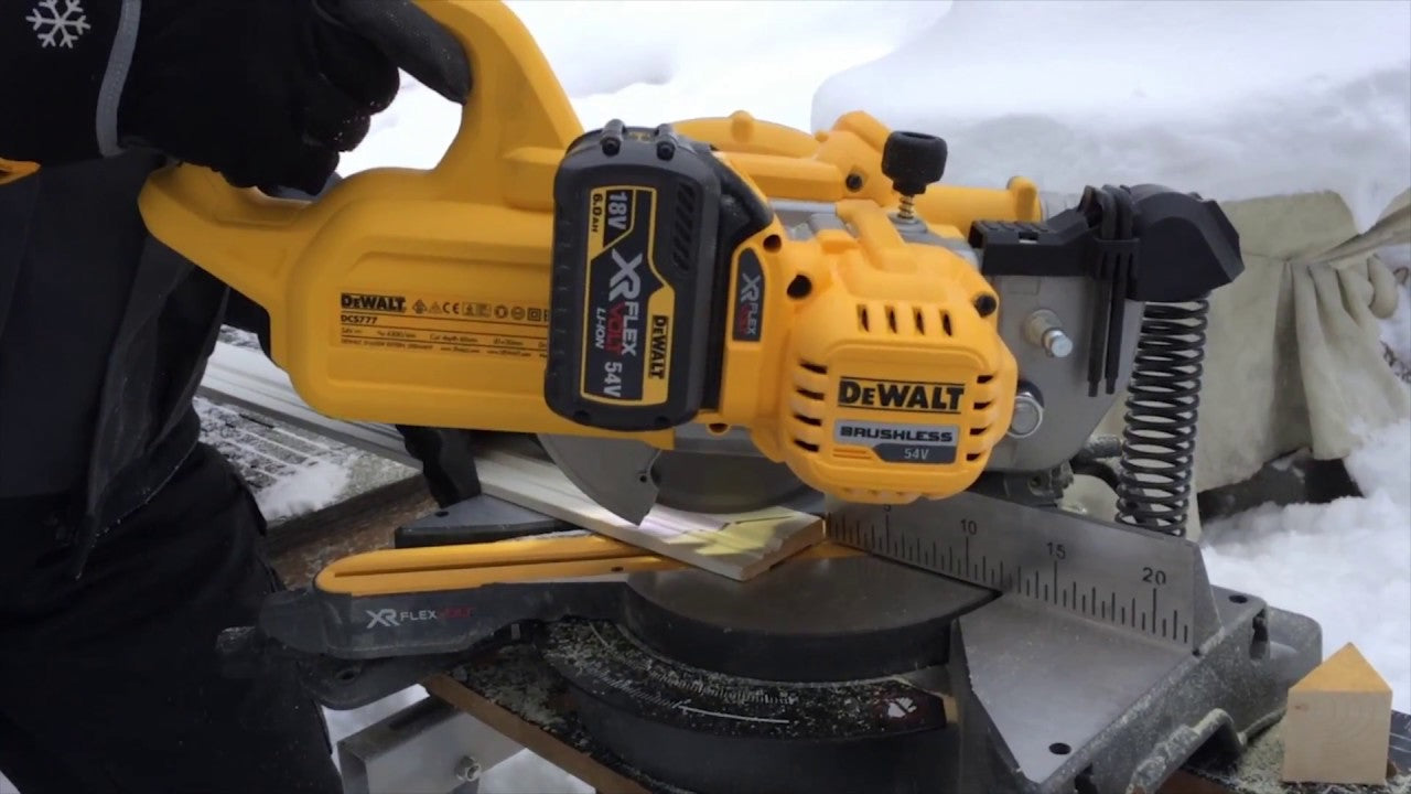 DEWALT 54V Flexvolt kap-/geringssav DCS777N-XJ, Solo, 216 mm