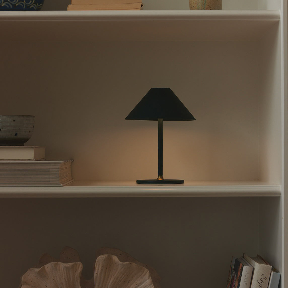 "HYGGE" Batteri bordlampe - sort