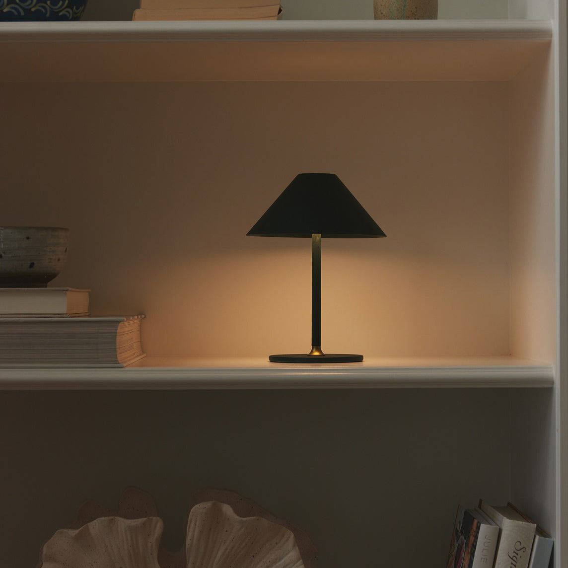 "HYGGE" Batteri bordlampe - sort