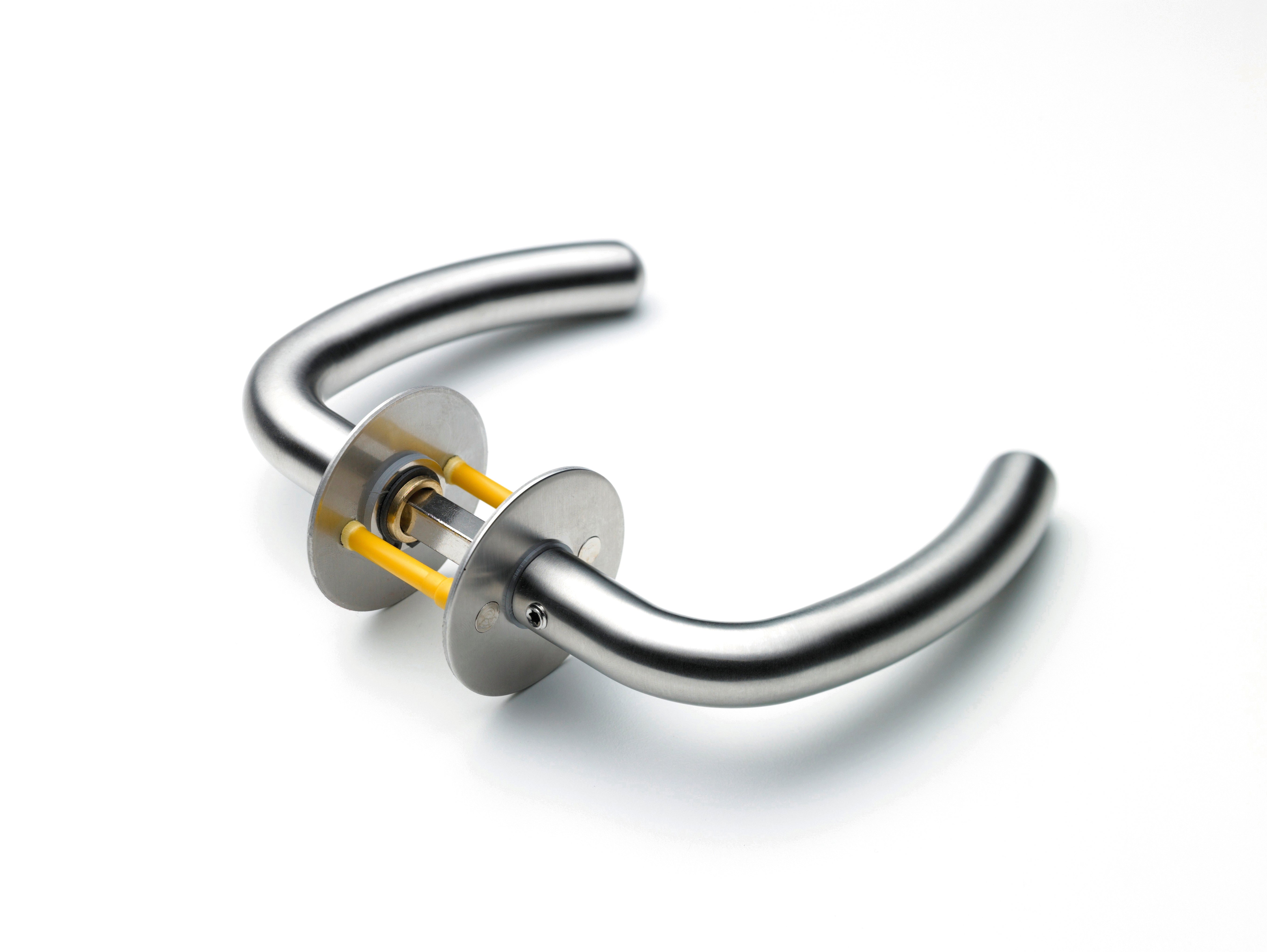 dørgreb k-form m/ros 40-65 l18 monteret massiv roset ø50x2mm