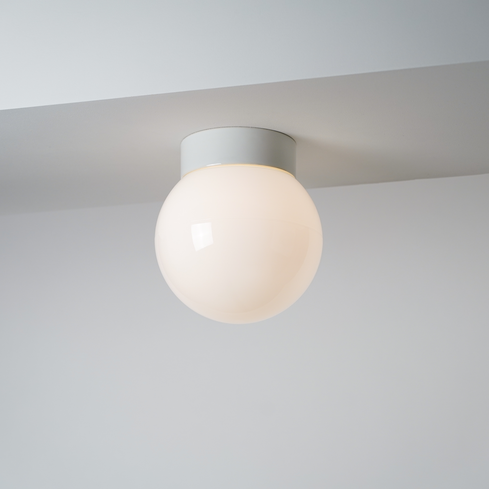 Loft- og væglampe Glob 150 lige, E27, hvid/opal, IP20