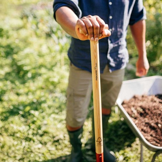 FISKARS CLASSIC SKOVL LAKERET