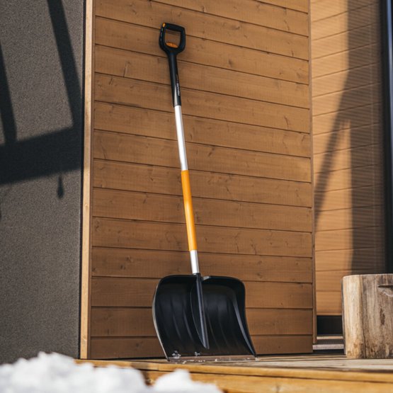 Fiskars sneskraber med teleskophåndtag