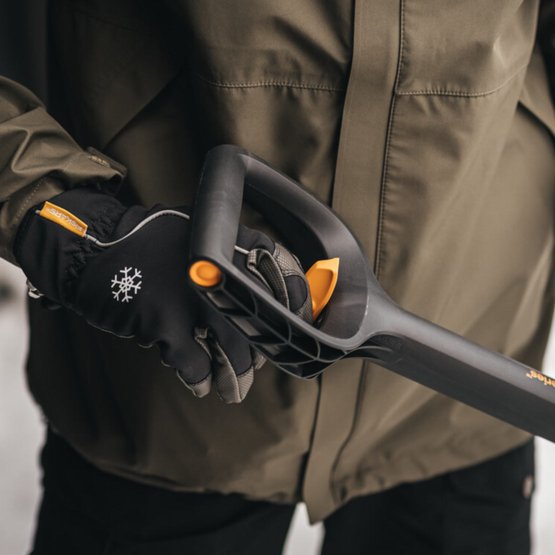 Fiskars sneskovl med teleskophåndtag