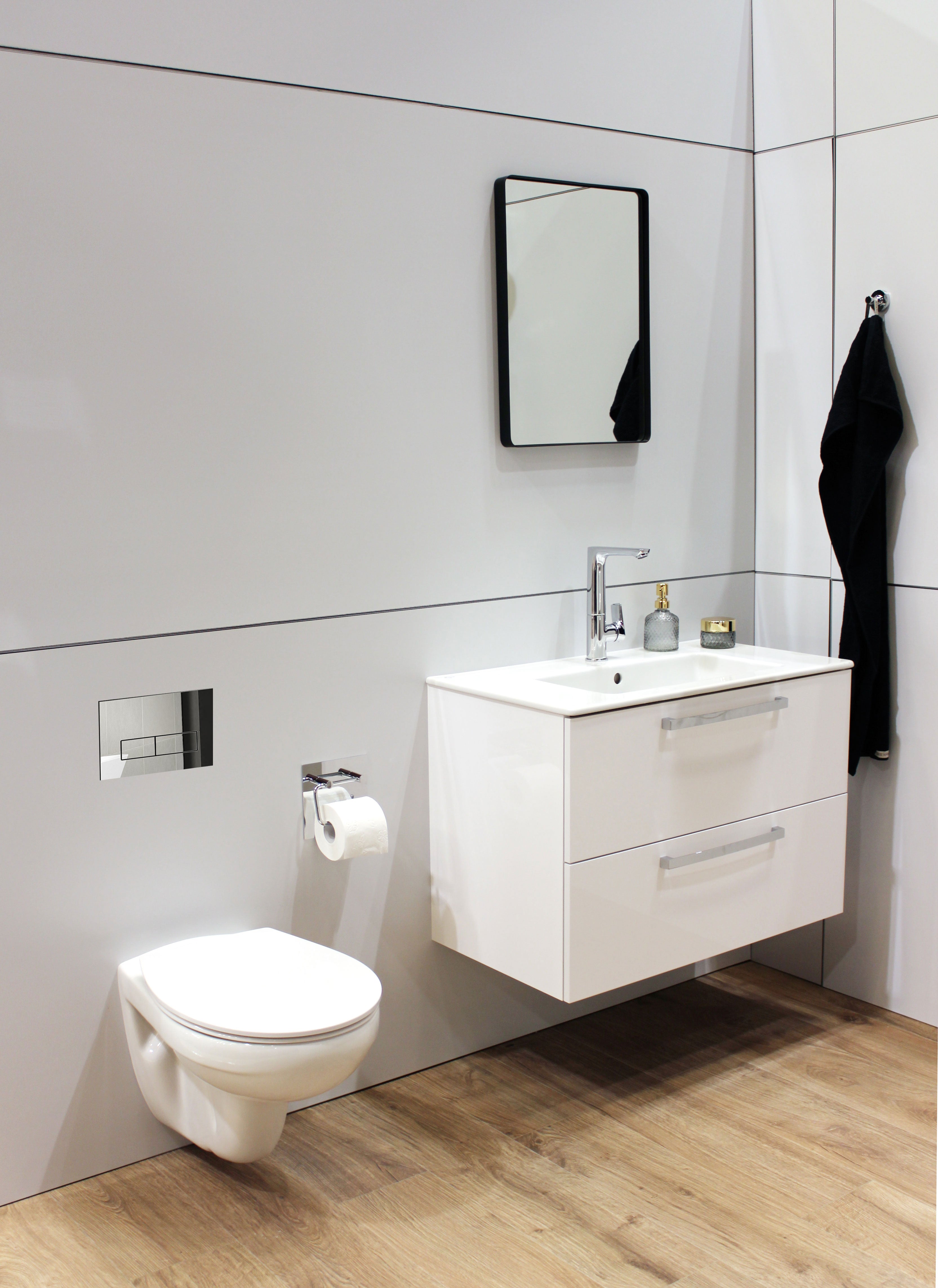 TOILETPAPIRHOLDER A10 MED PLADE KROM